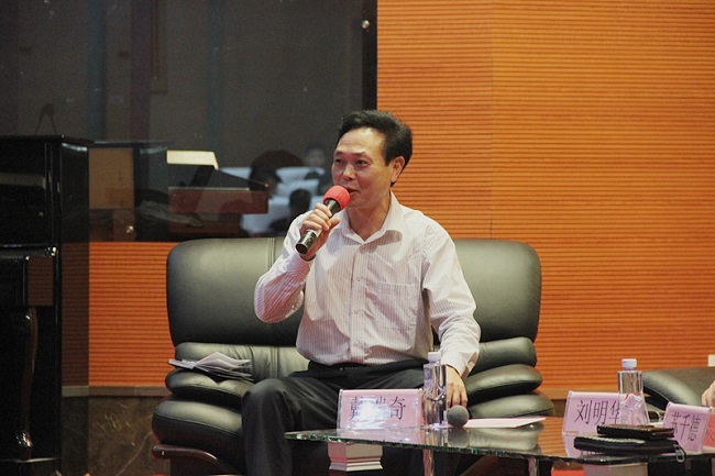图为:戴瑞奇先生发表演讲